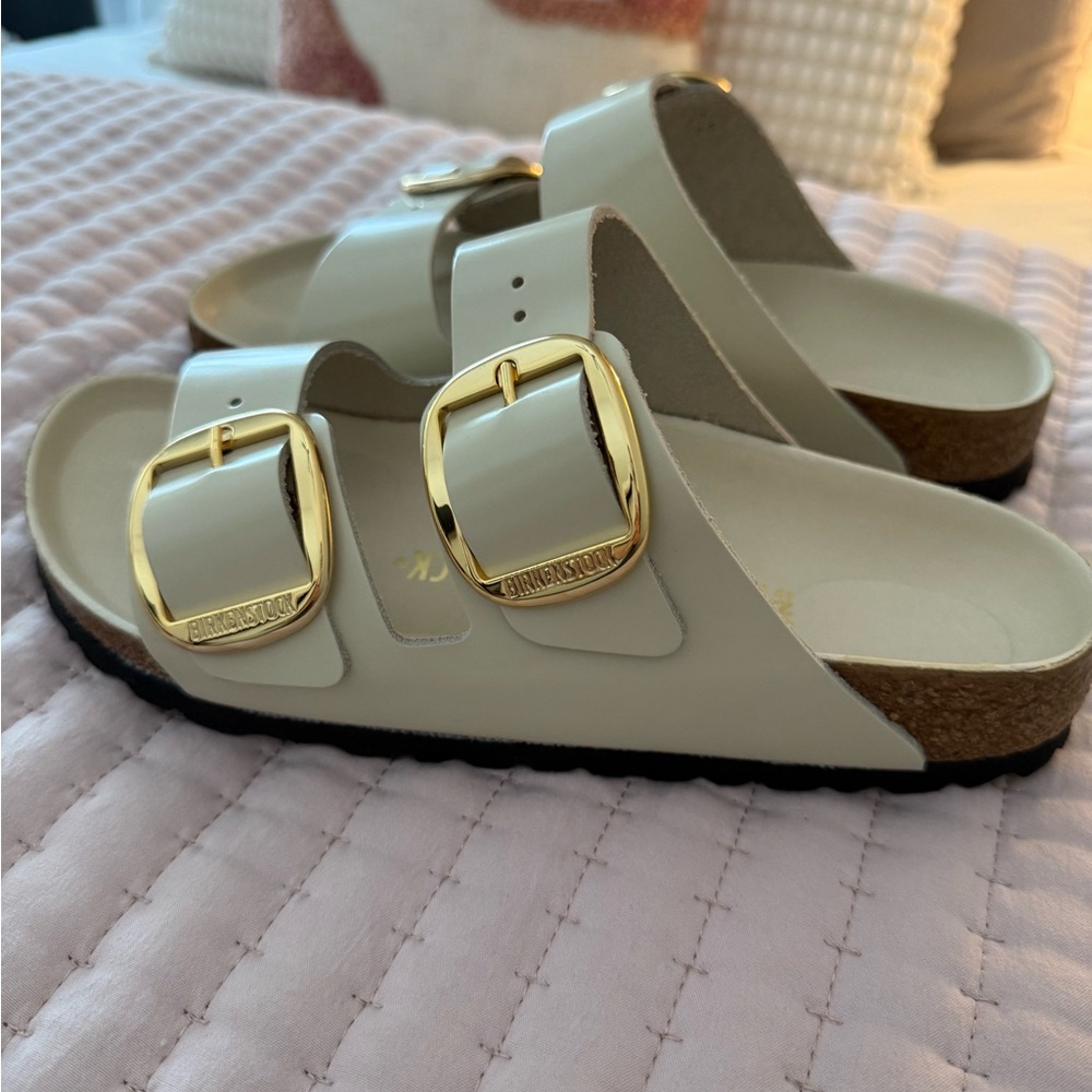 NWOT Birkenstock White/Cream Sandals with Gold Buckles Size 38